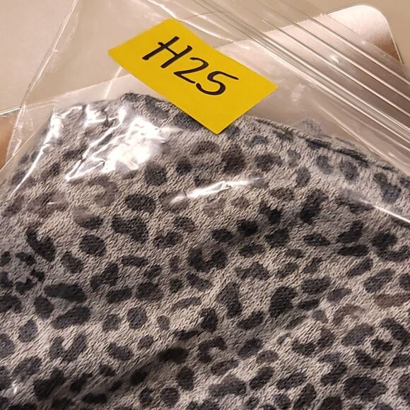 Pink Rose Gray Leopard Print Cropped Tee With Faux Buttons Size Medium - Picture 7 of 7